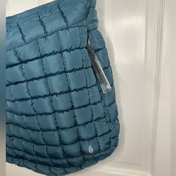 NWT Free People Movement Quilted Carryall Bag in Pine - Picture 5 of 7